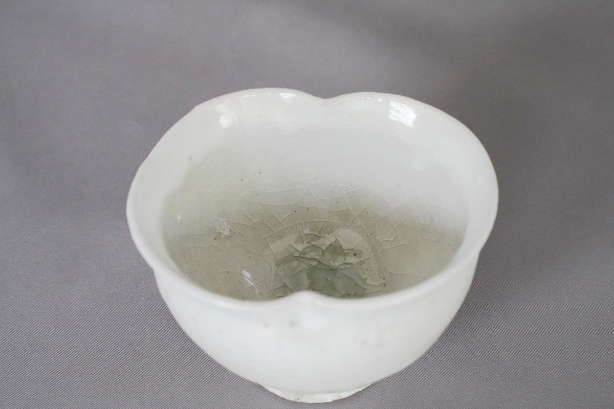 001 灰釉粉引汲み出し