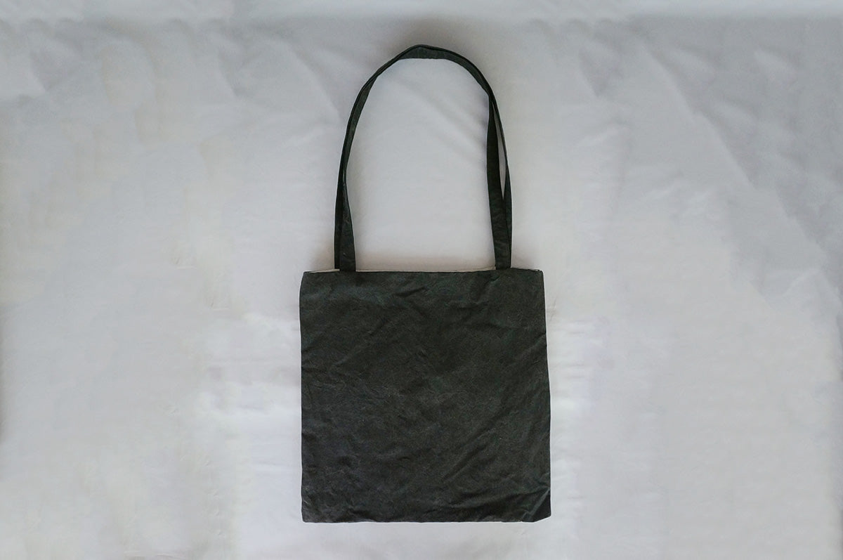 003 草木染めdrawing tote/くろ