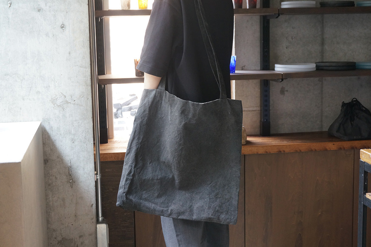 003 草木染めdrawing tote/くろ