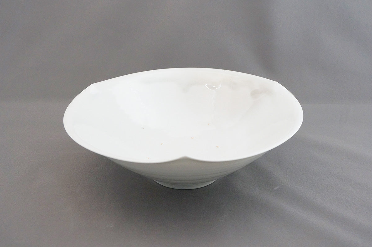 006 青白磁三ッ輪花パスタ鉢 (7寸) 目跡あり