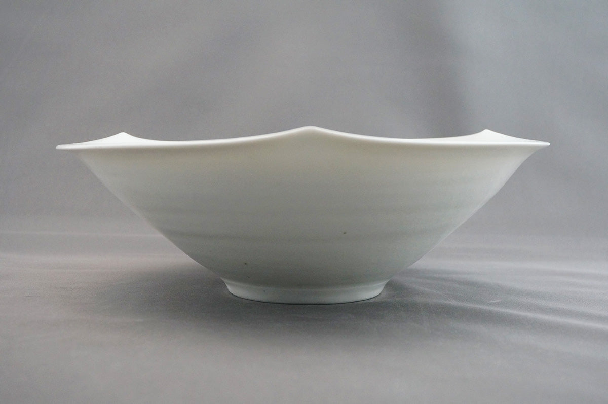 006 青白磁三ッ輪花パスタ鉢 (7寸) 目跡あり