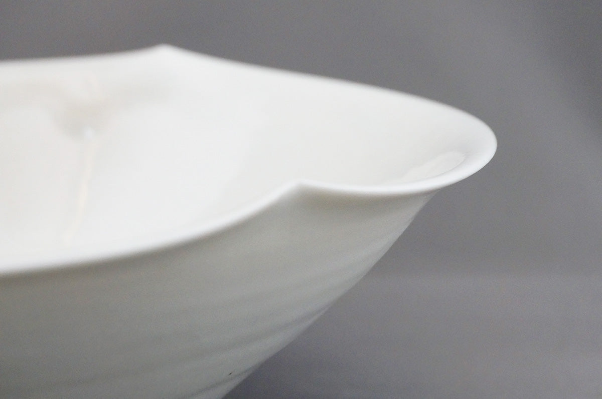 006 青白磁三ッ輪花パスタ鉢 (7寸) 目跡あり