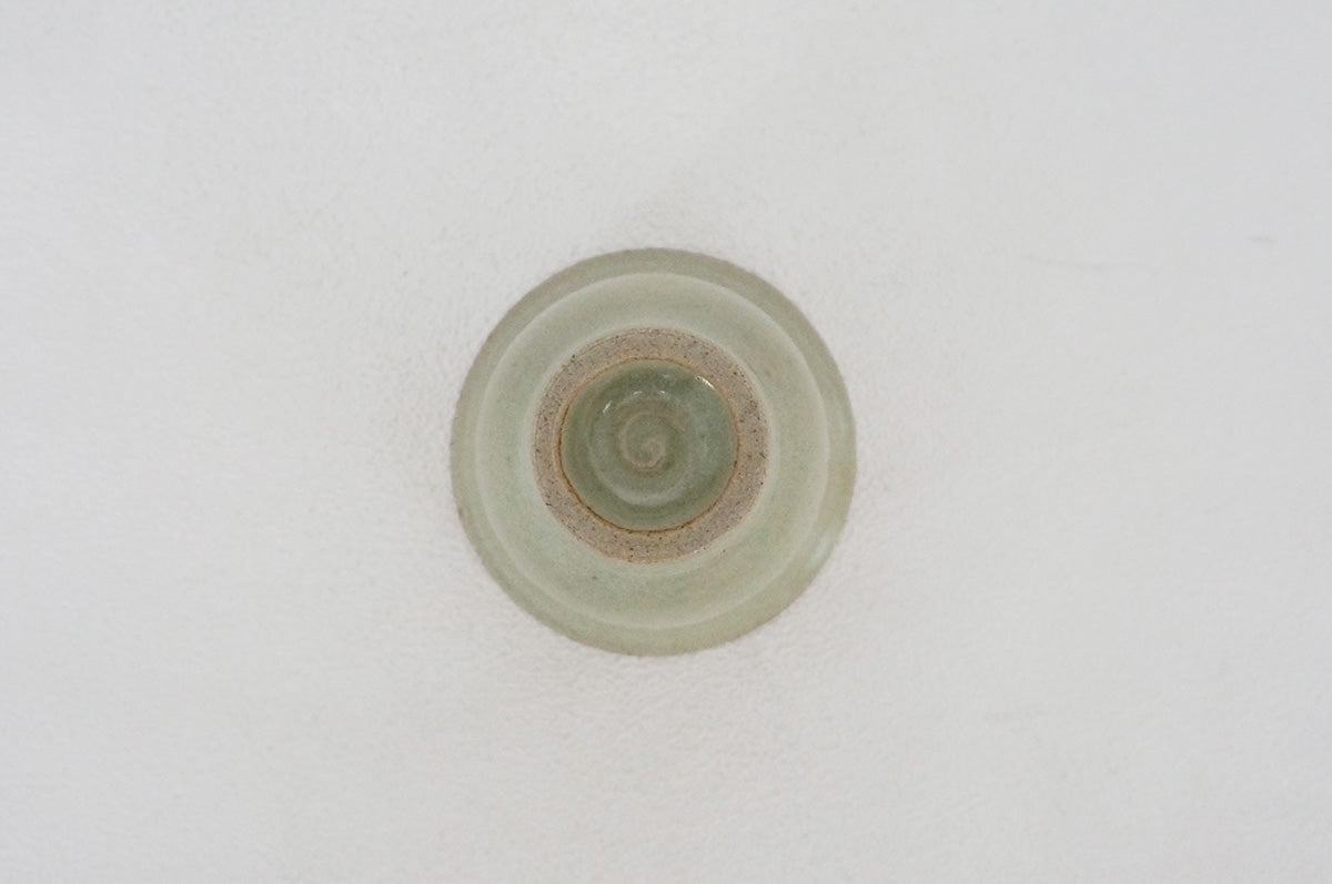 048 淡緑茶杯旧作