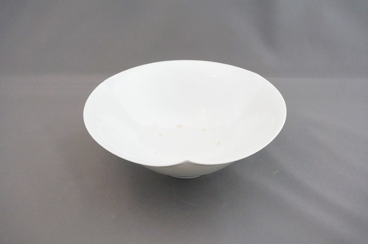 007 青白磁三ッ輪花パスタ鉢 (6寸) 目跡あり