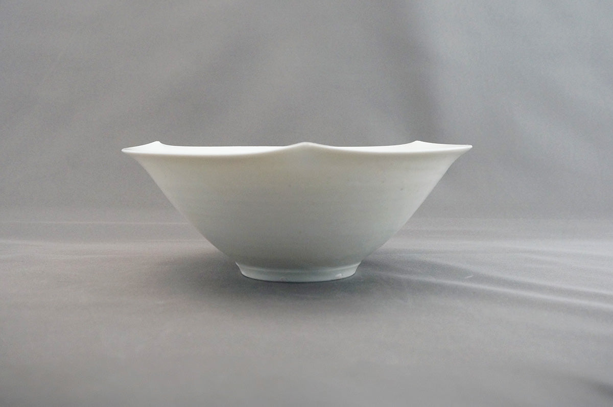 007 青白磁三ッ輪花パスタ鉢 (6寸) 目跡あり