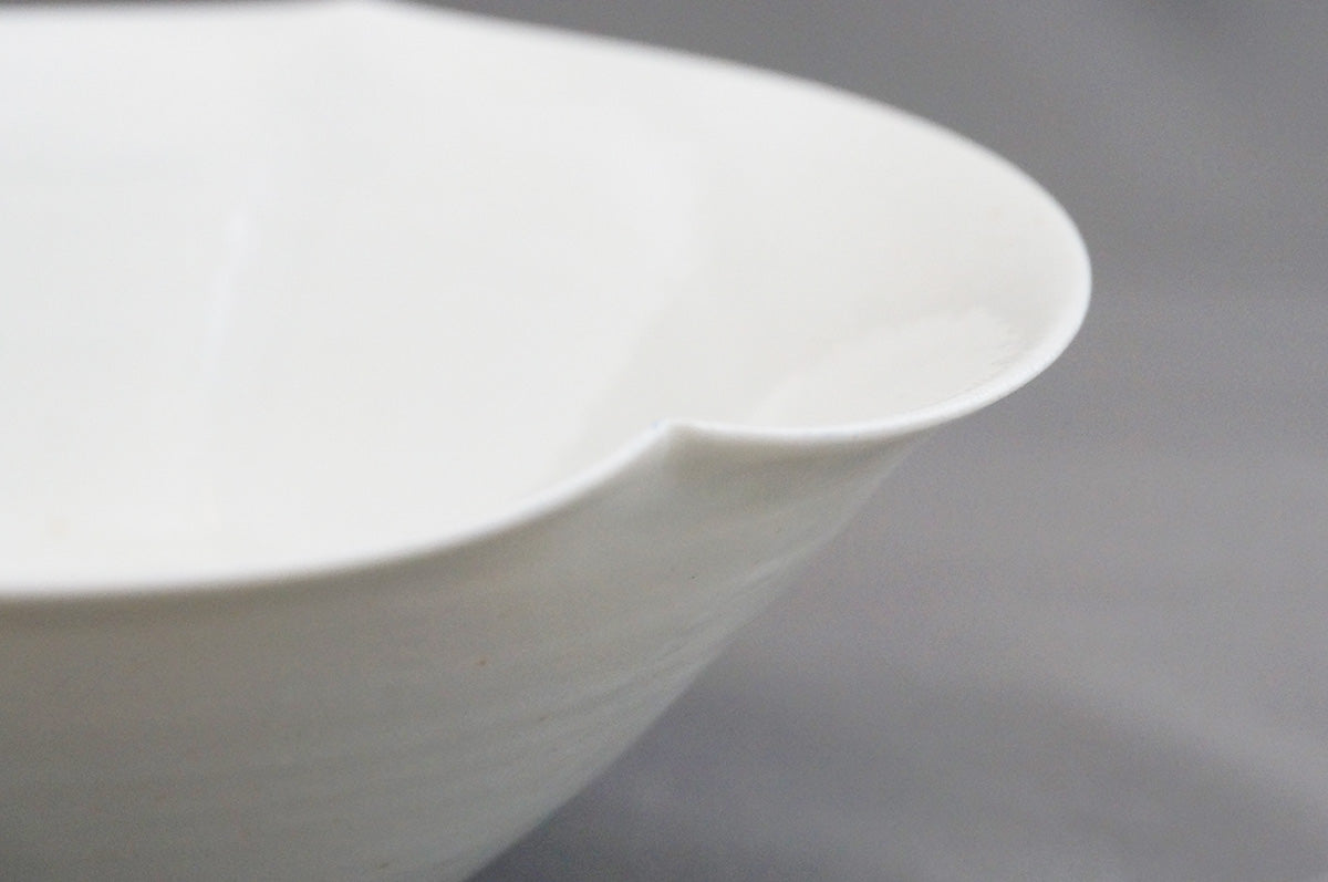 007 青白磁三ッ輪花パスタ鉢 (6寸) 目跡あり