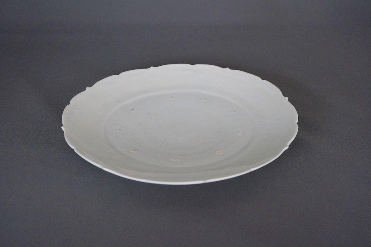 015 青白磁稜花皿 (6寸) 目跡あり