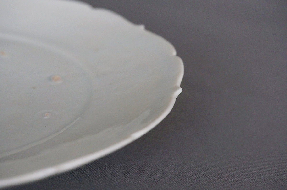 015 青白磁稜花皿 (6寸) 目跡あり