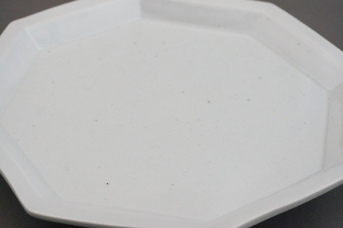 017 青白磁八角皿 (7寸)