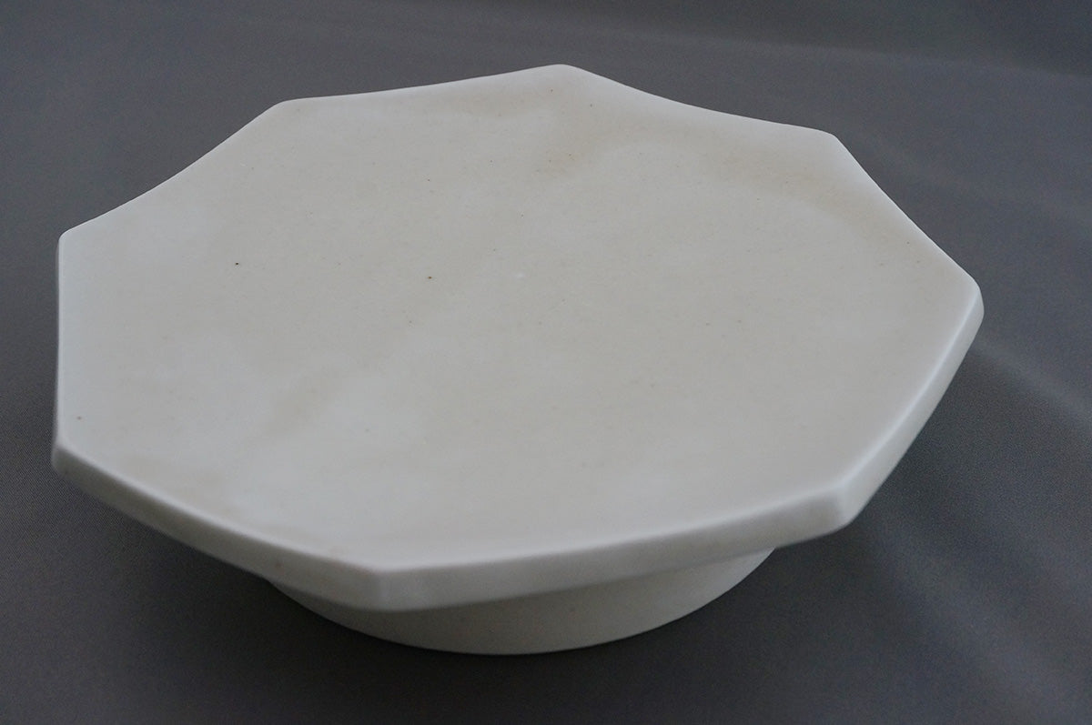 026 青白磁八角台皿（6寸）