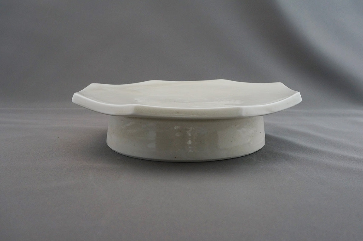 026 青白磁八角台皿（6寸）