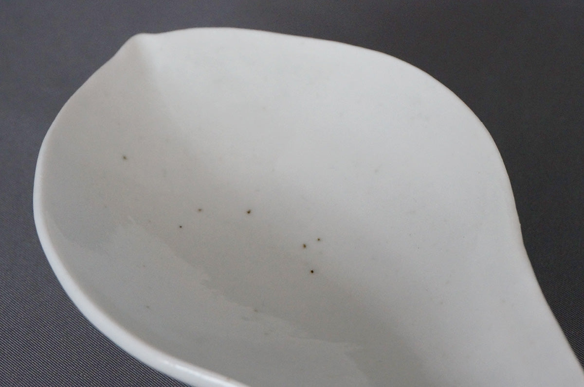 032 青白磁茶則（泰山木）