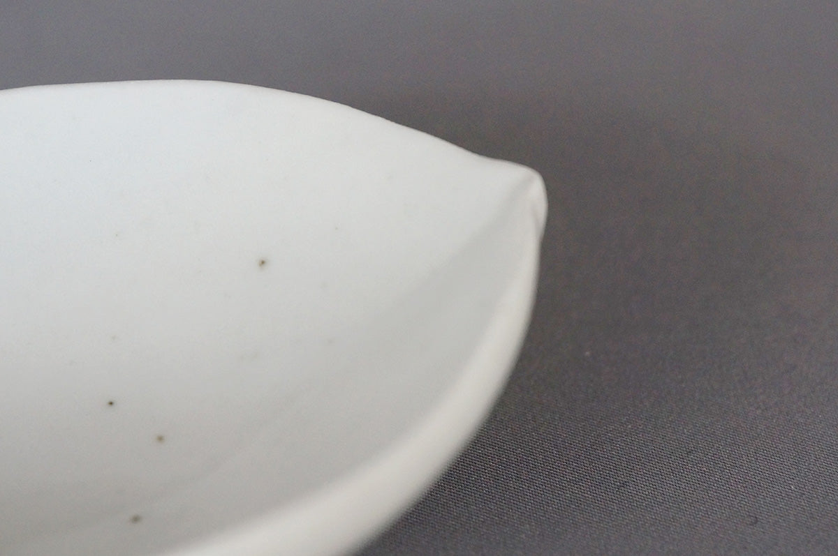 032 青白磁茶則（泰山木）