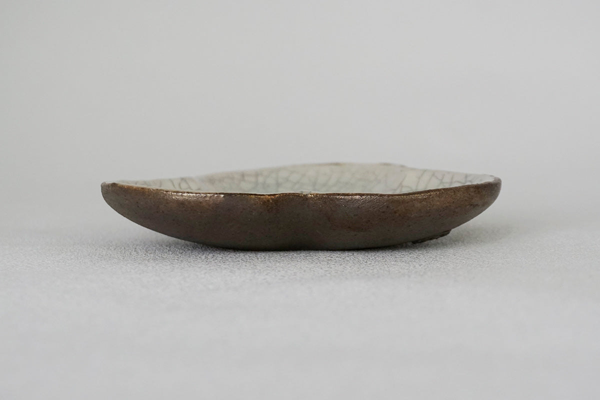 037 白×黒 花豆皿