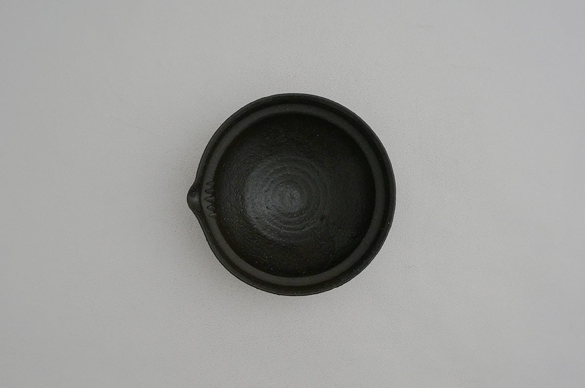 052 黒御影天然松灰薄掛け牡丹唐草平宝碗
