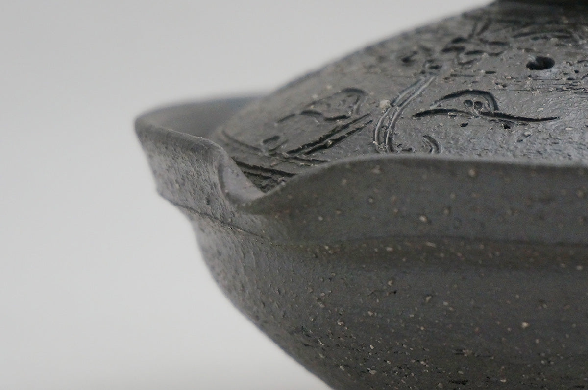052 黒御影天然松灰薄掛け牡丹唐草平宝碗
