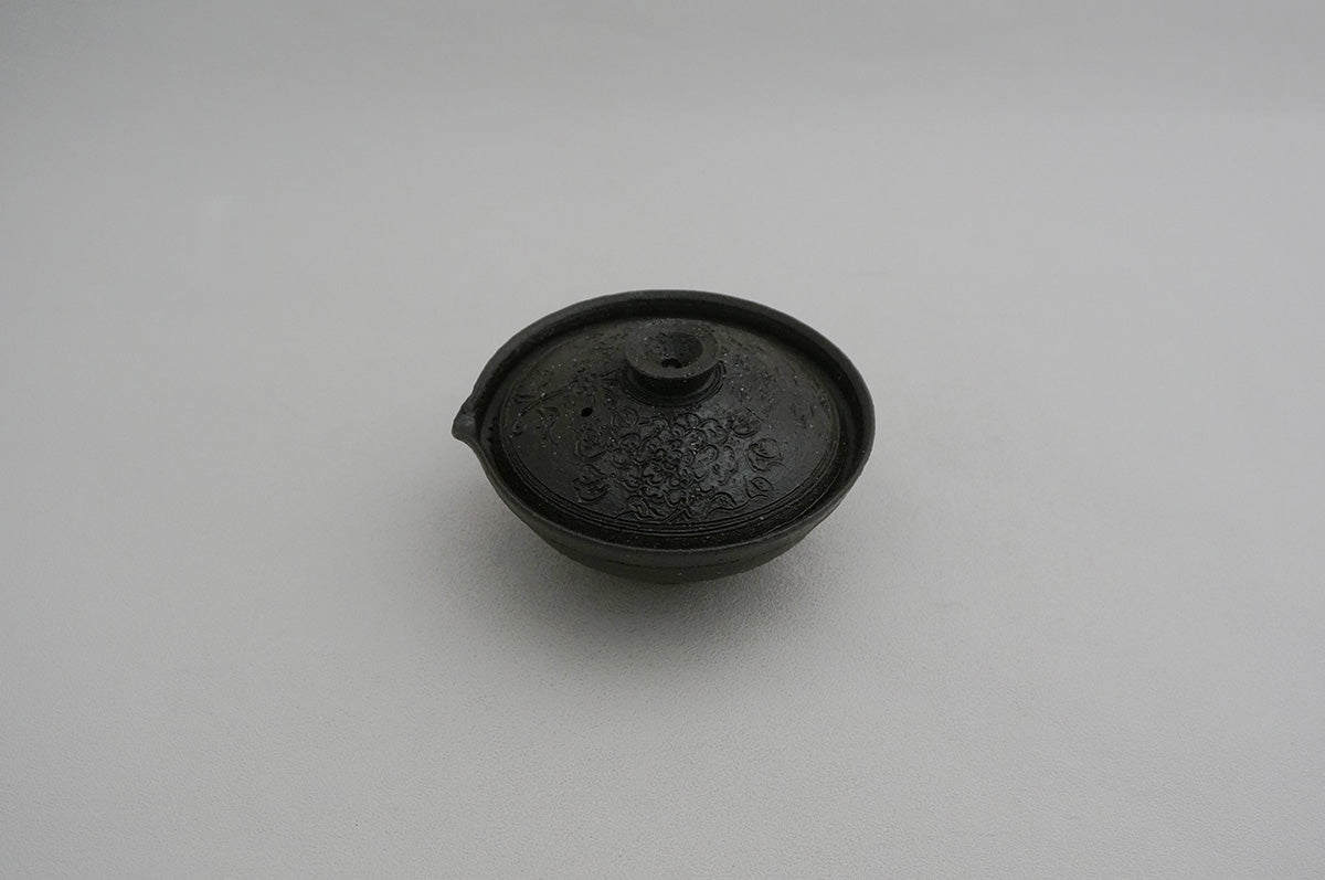 052 黒御影天然松灰薄掛け牡丹唐草平宝碗
