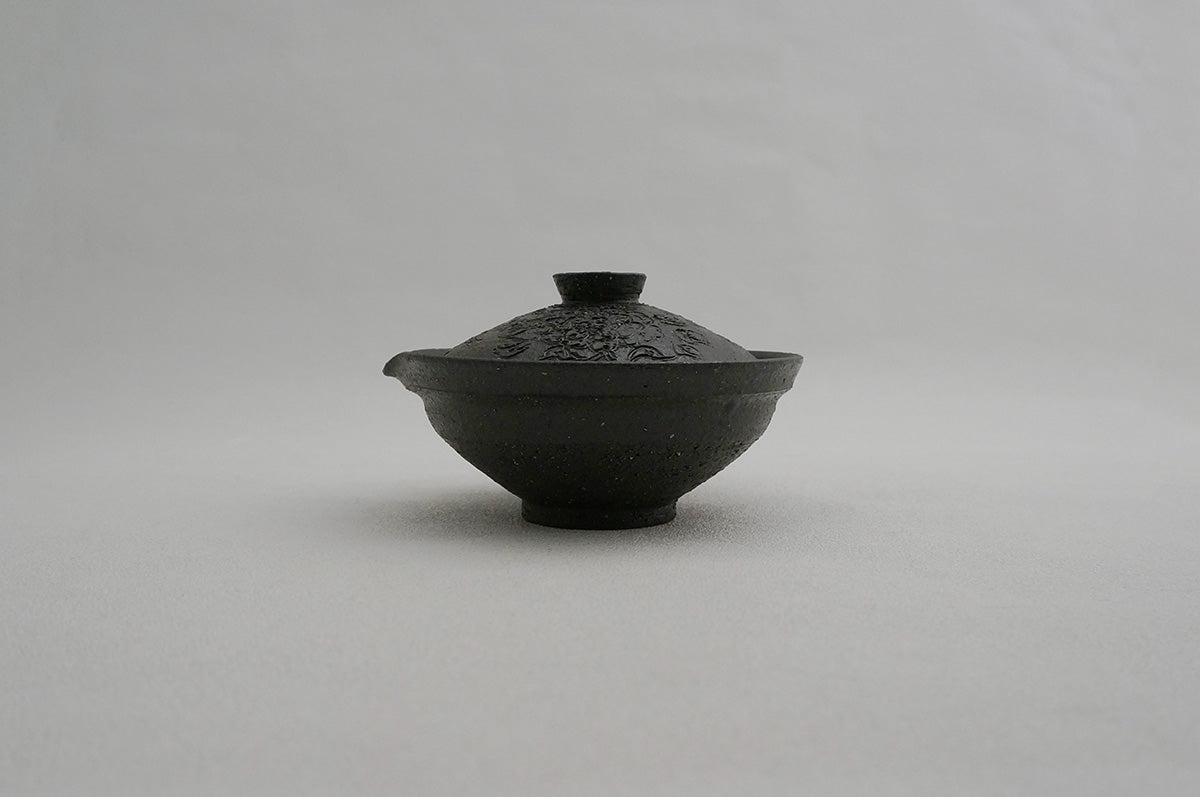 052 黒御影天然松灰薄掛け牡丹唐草平宝碗