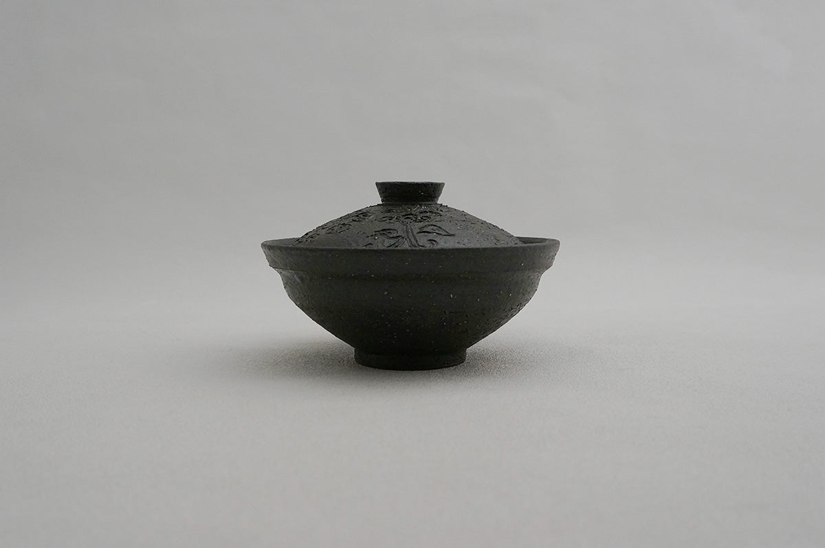 052 黒御影天然松灰薄掛け牡丹唐草平宝碗