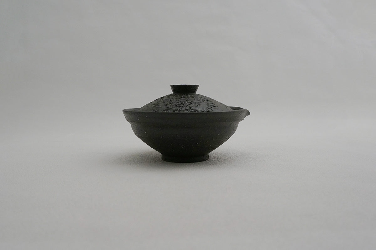 052 黒御影天然松灰薄掛け牡丹唐草平宝碗