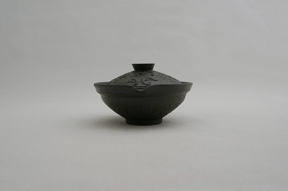 052 黒御影天然松灰薄掛け牡丹唐草平宝碗