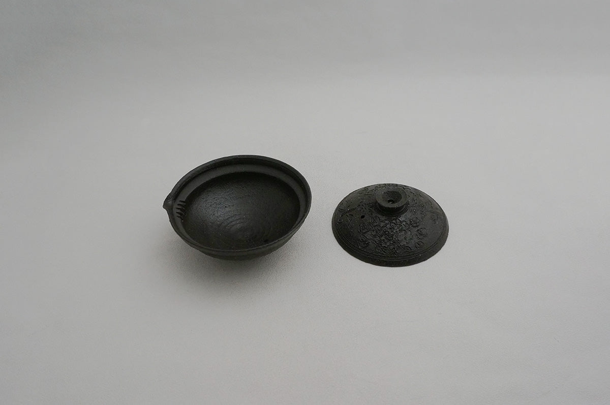 052 黒御影天然松灰薄掛け牡丹唐草平宝碗