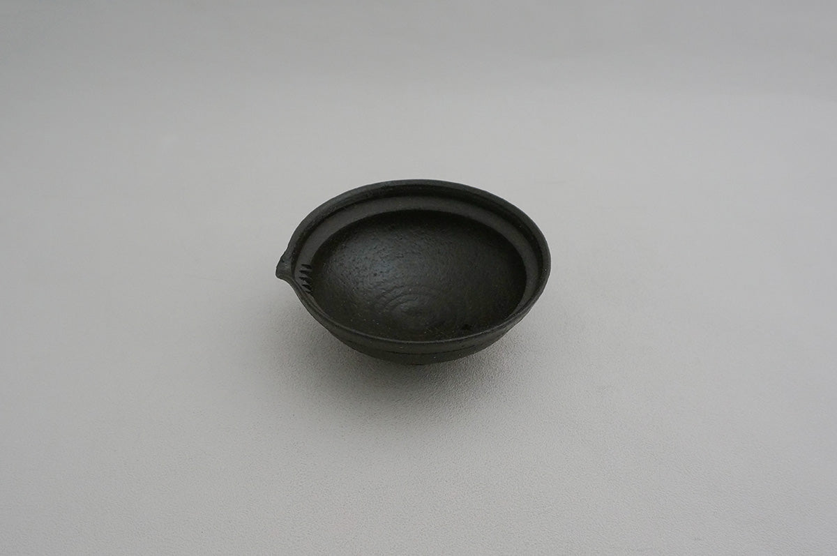 052 黒御影天然松灰薄掛け牡丹唐草平宝碗