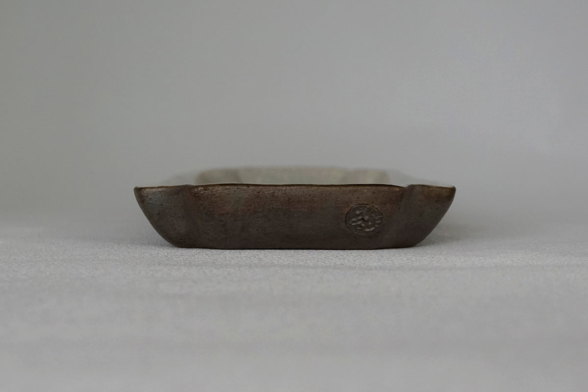 052 白×黒 入隅長皿