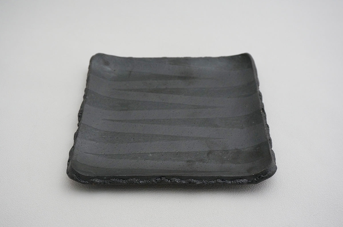 65 釉彩 角皿（18）