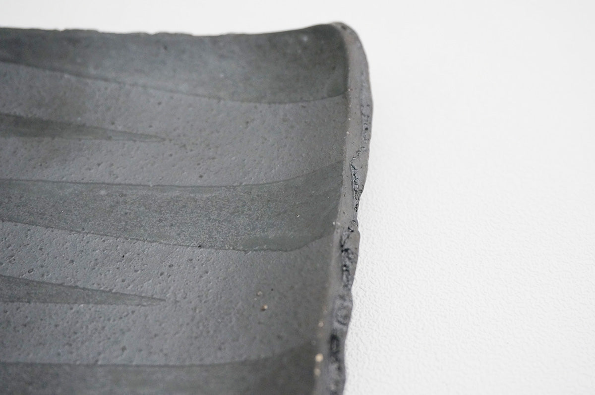 65 釉彩 角皿（18）