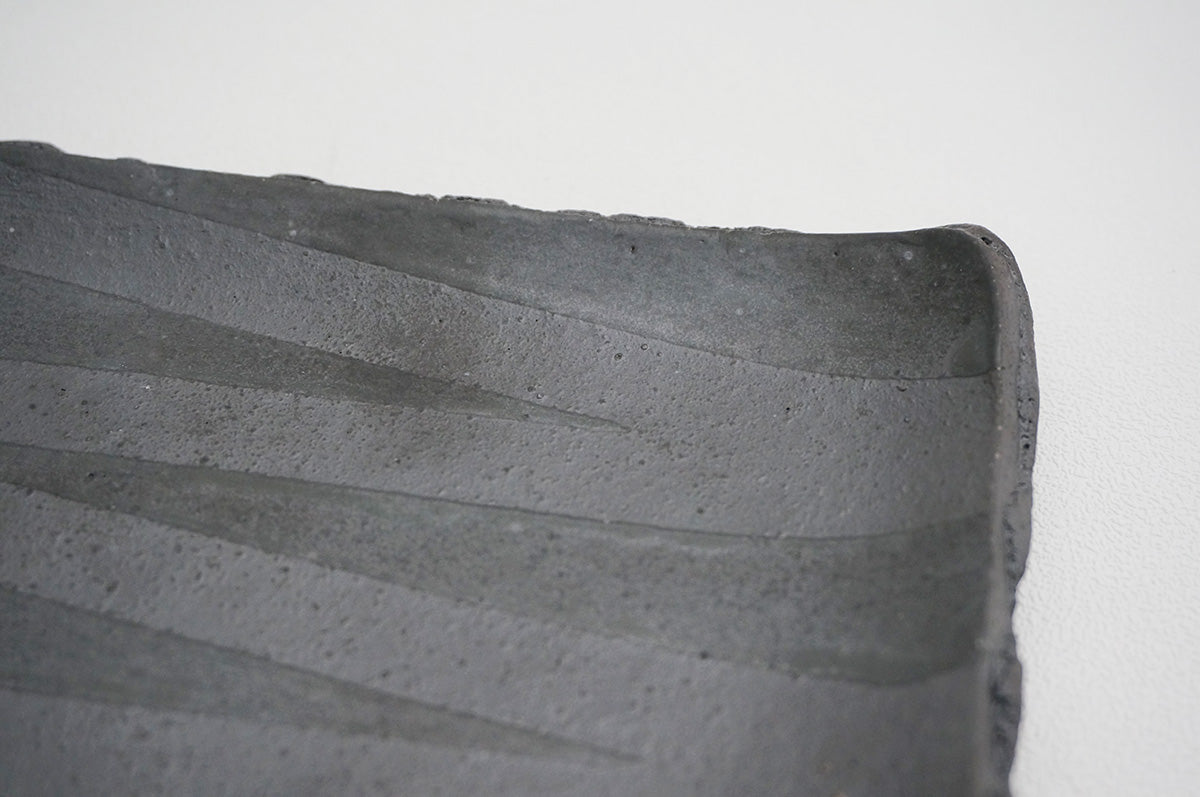 65 釉彩 角皿（18）