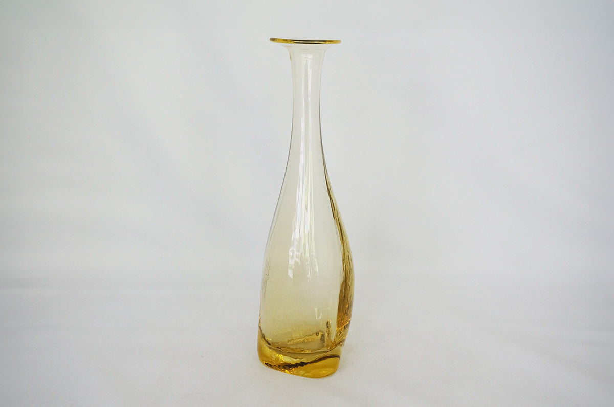 069 黒豆硝子 三角花器（大）