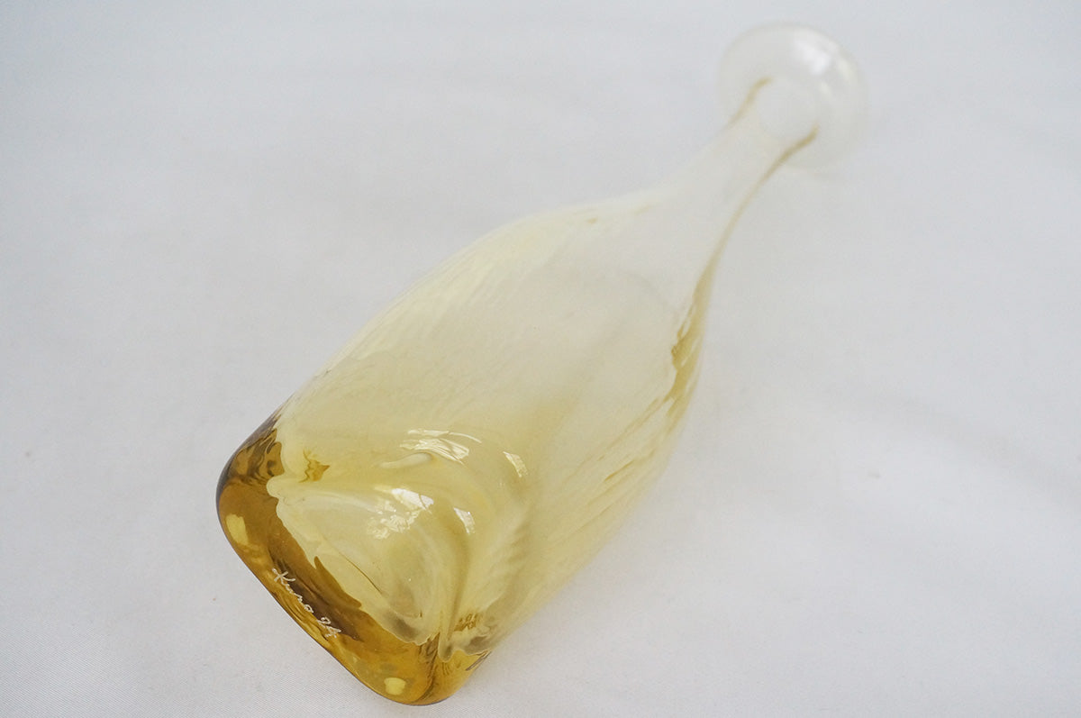 069 黒豆硝子 三角花器（大）