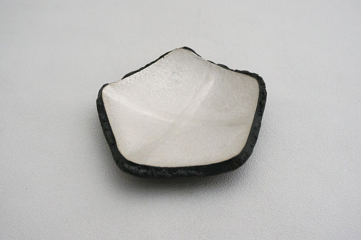 88 銀彩五角皿（釉彩）