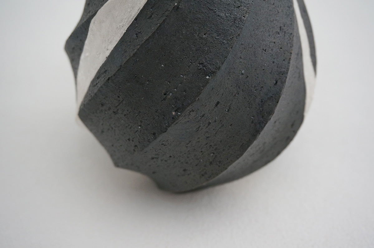 98 ブラック Spiral 銀彩花器 1