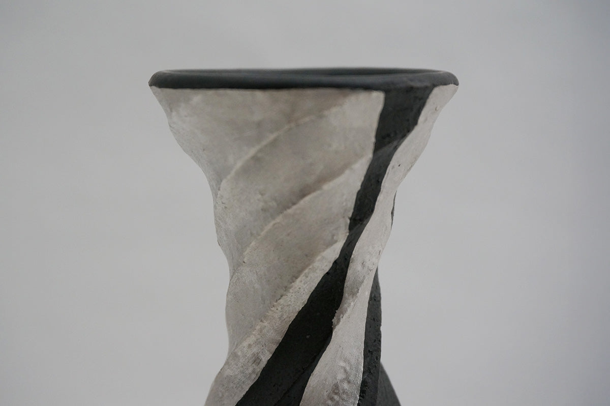 98 ブラック Spiral 銀彩花器 1