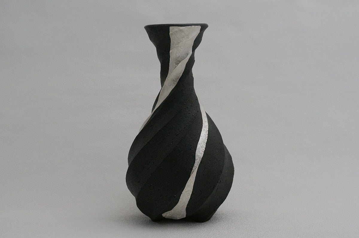 98 ブラック Spiral 銀彩花器 1