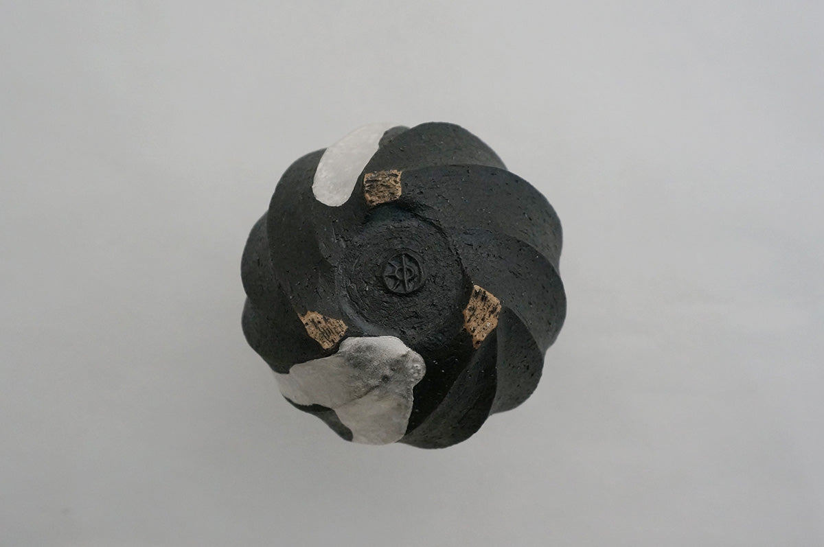 99 ブラック Spiral 銀彩花器 2