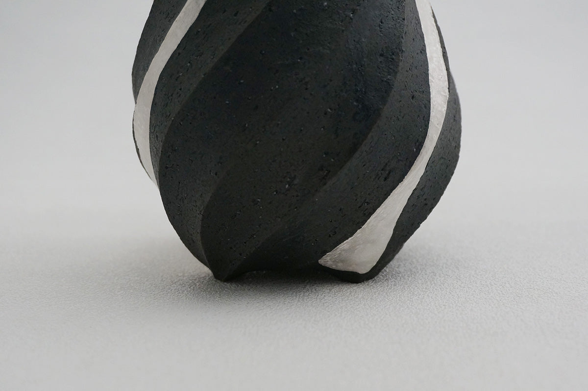 99 ブラック Spiral 銀彩花器 2