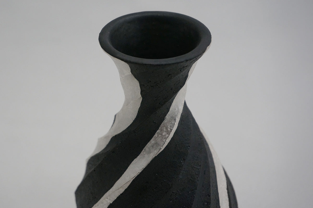 99 ブラック Spiral 銀彩花器 2