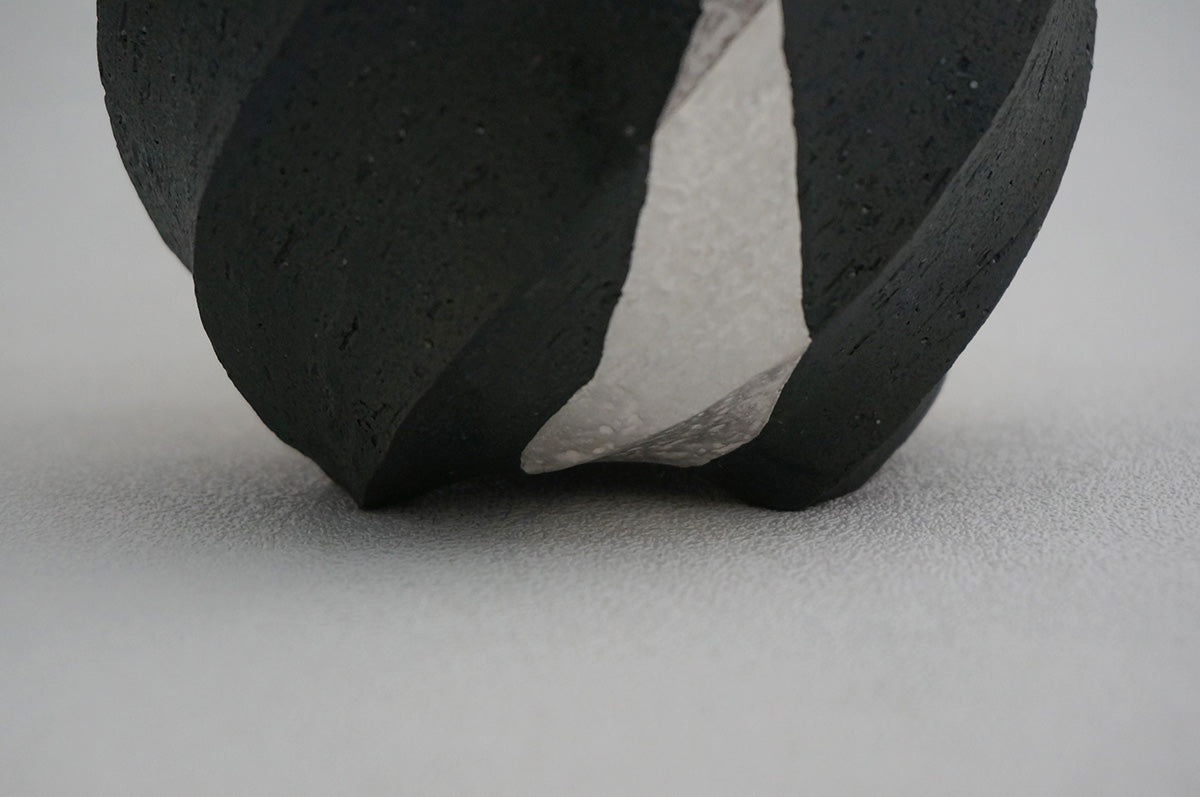 100 ブラック Spiral 銀彩花器 3