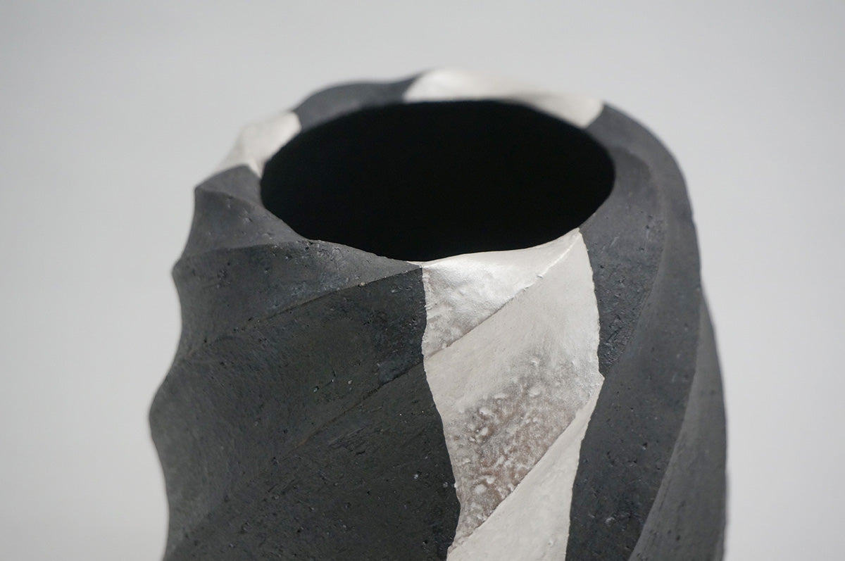 100 ブラック Spiral 銀彩花器 3