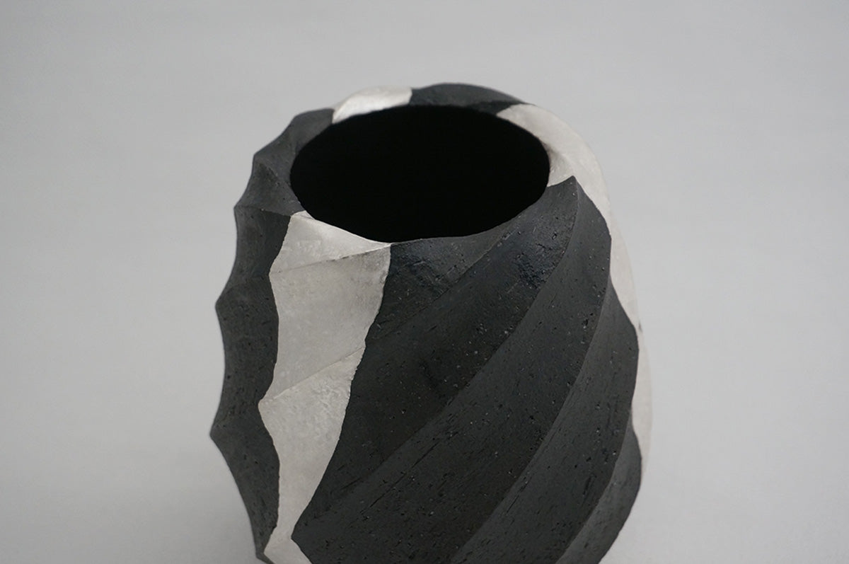 100 ブラック Spiral 銀彩花器 3