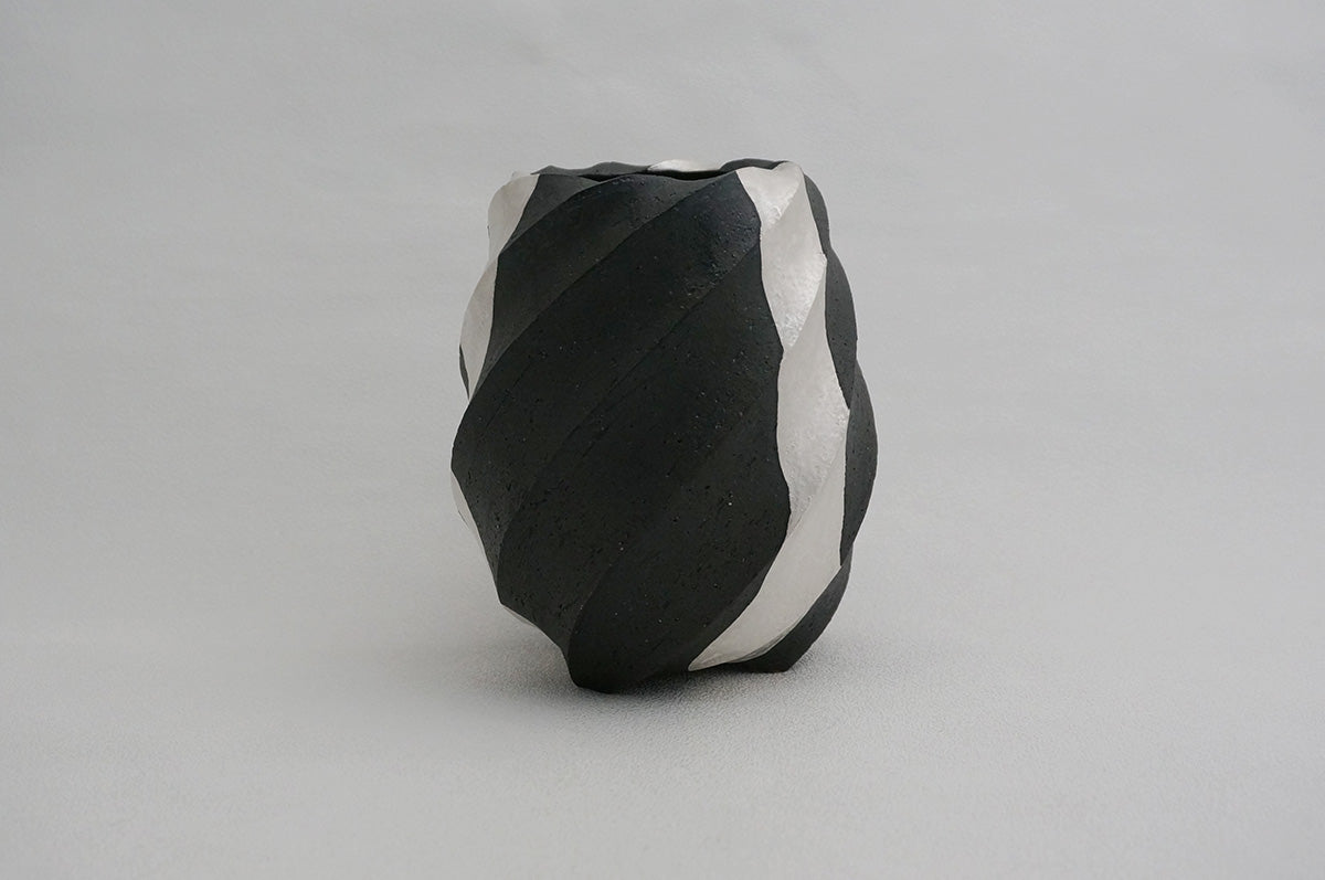 100 ブラック Spiral 銀彩花器 3