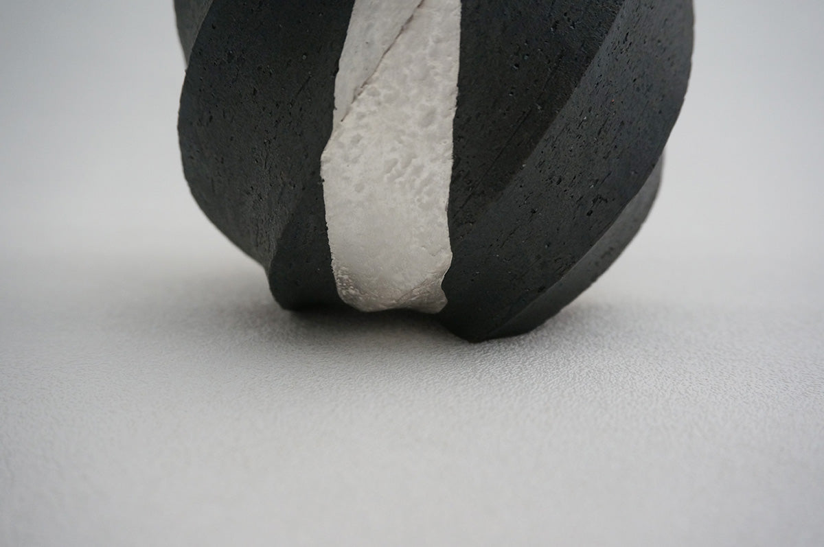 101 ブラック Spiral 銀彩花器 4