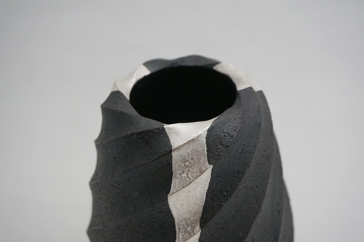 101 ブラック Spiral 銀彩花器 4