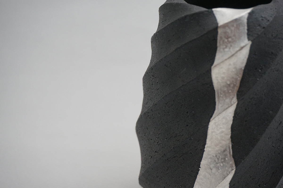 101 ブラック Spiral 銀彩花器 4