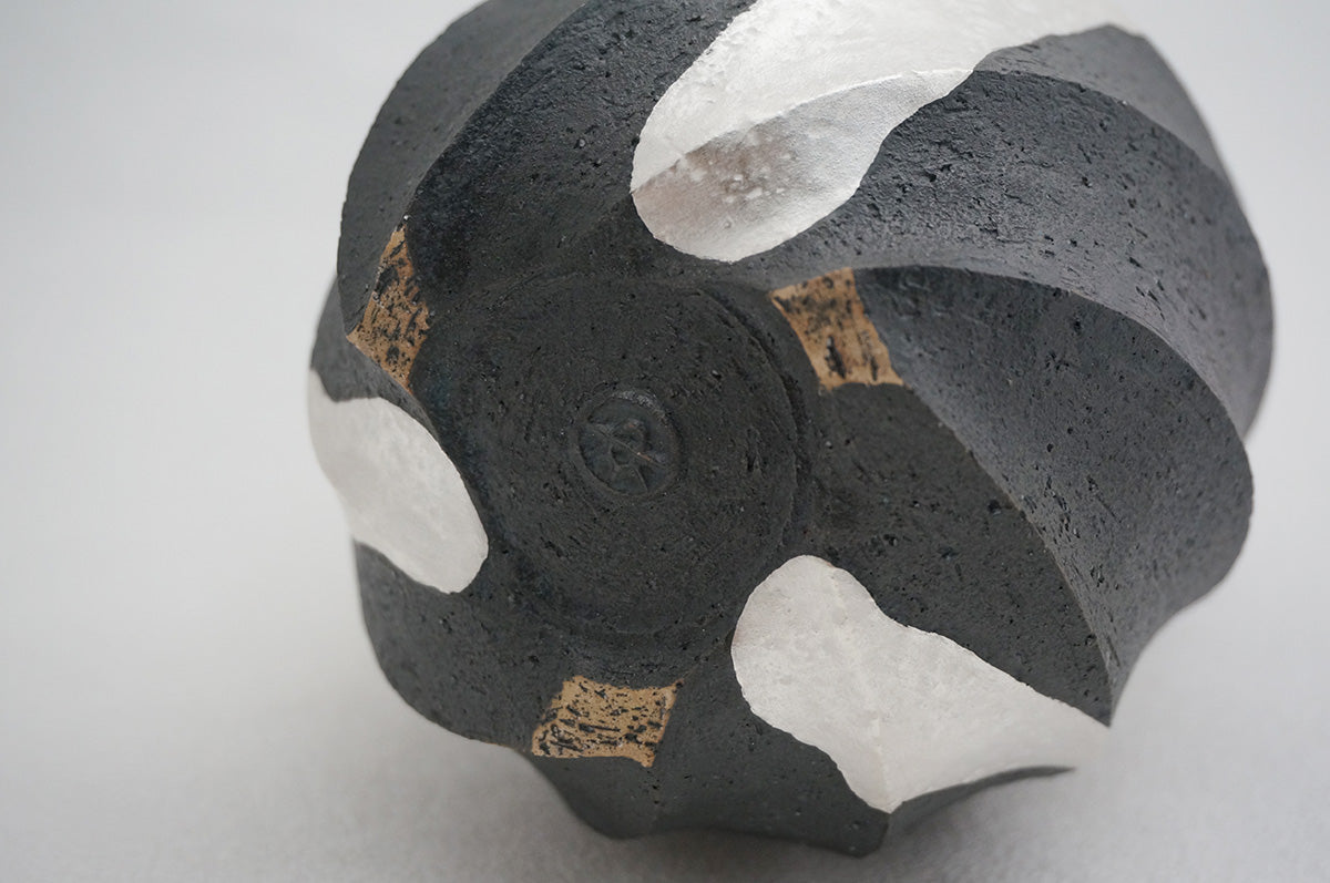 101 ブラック Spiral 銀彩花器 4