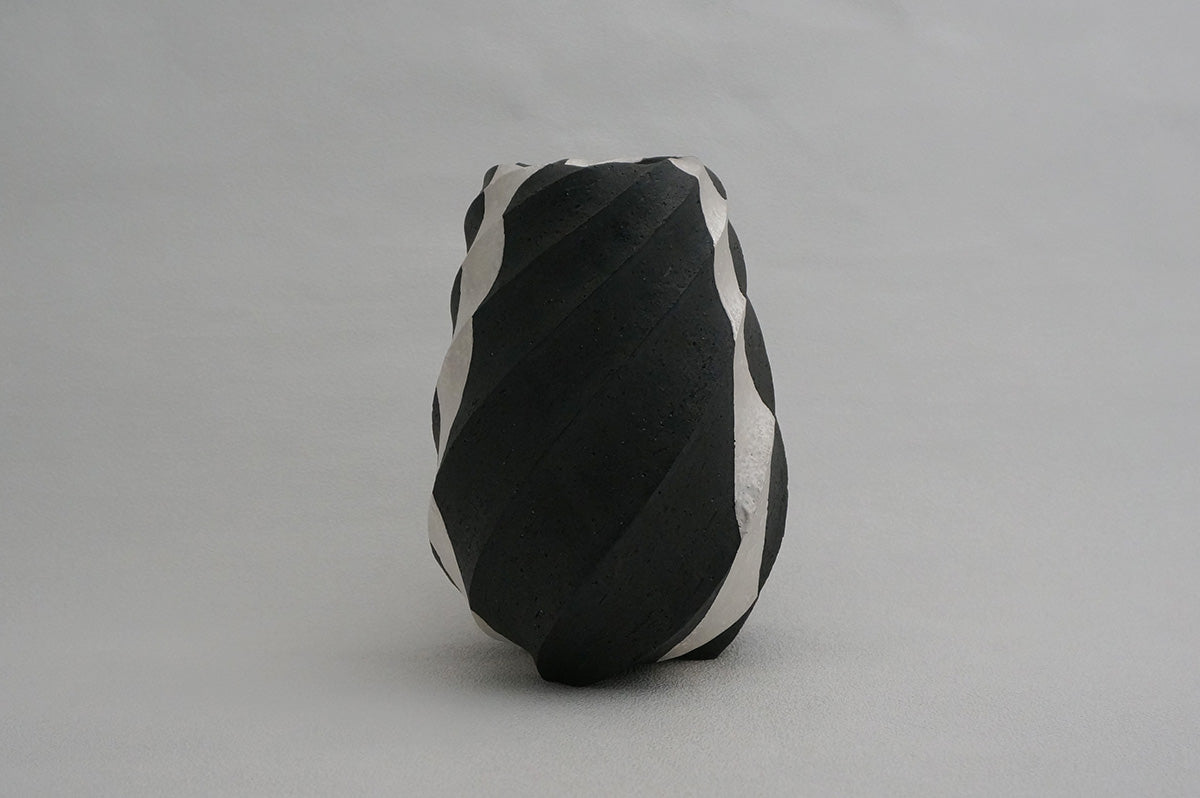 101 ブラック Spiral 銀彩花器 4