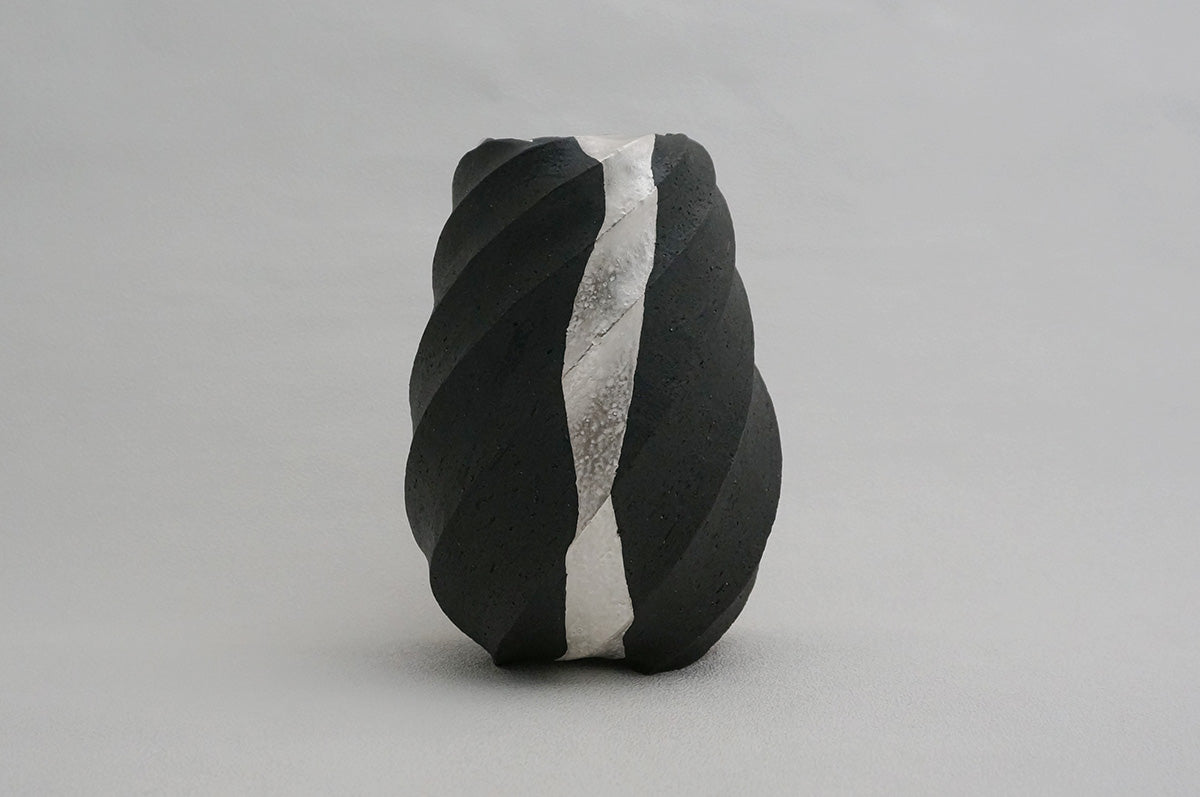 101 ブラック Spiral 銀彩花器 4